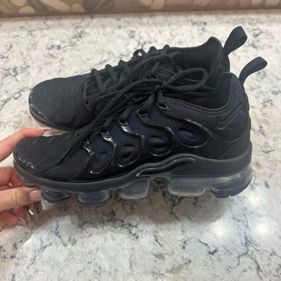 Nike Women’s Black VaporMax Plus Shoes - Picture 4 of 7